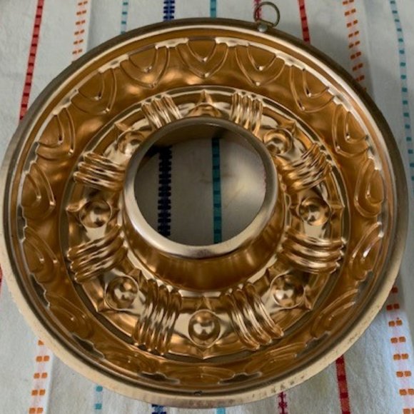 Vintage Round Copper Ring Mold with hanger - Jello or Molded Salads - 1960s - Picture 2 of 6